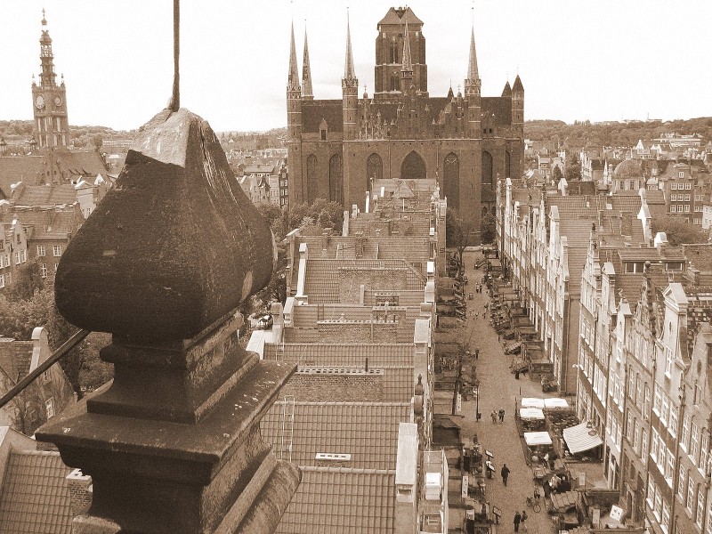 Mariacka, w dali bazylika i ratusz