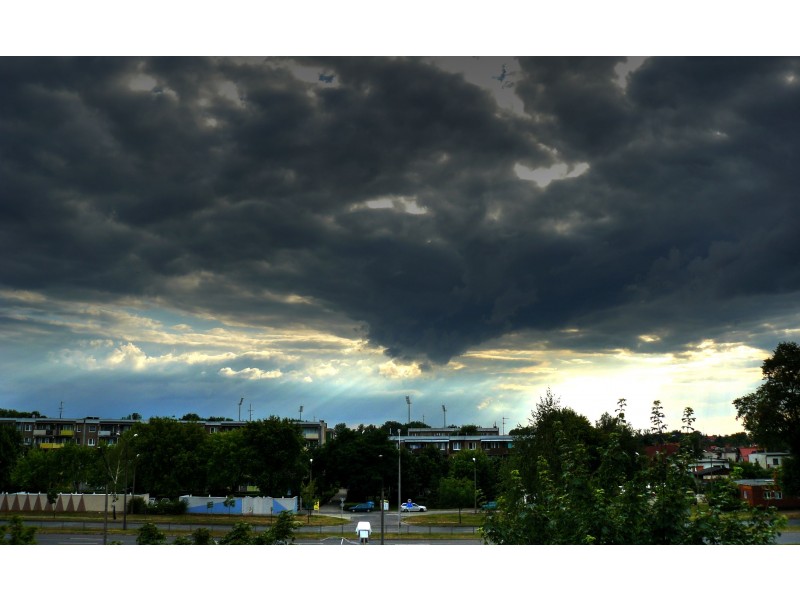ciemne chmury nad miastem